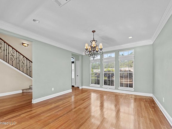 4th image of 1424 Wesleyan St