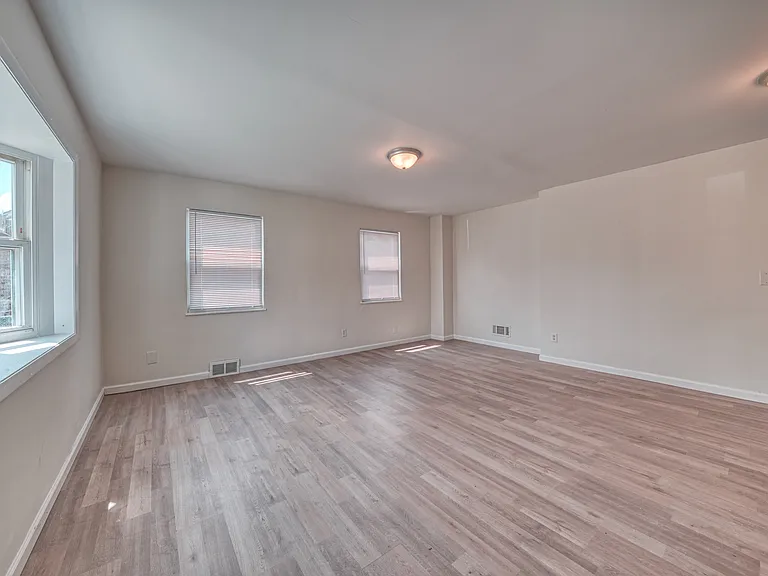 1139 Miller Ave — Photo 2