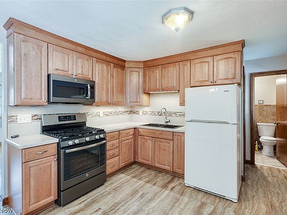 4th image of 751 Dresden Dr