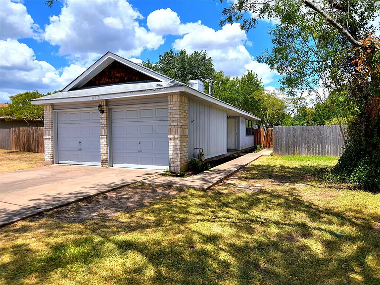 813 Primrose Ln — Photo 3