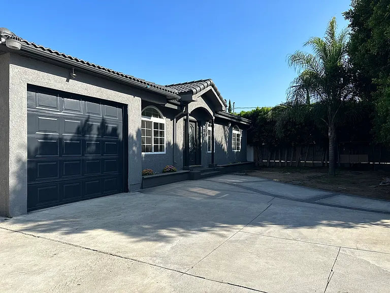 6742 Radford Ave — Photo 19