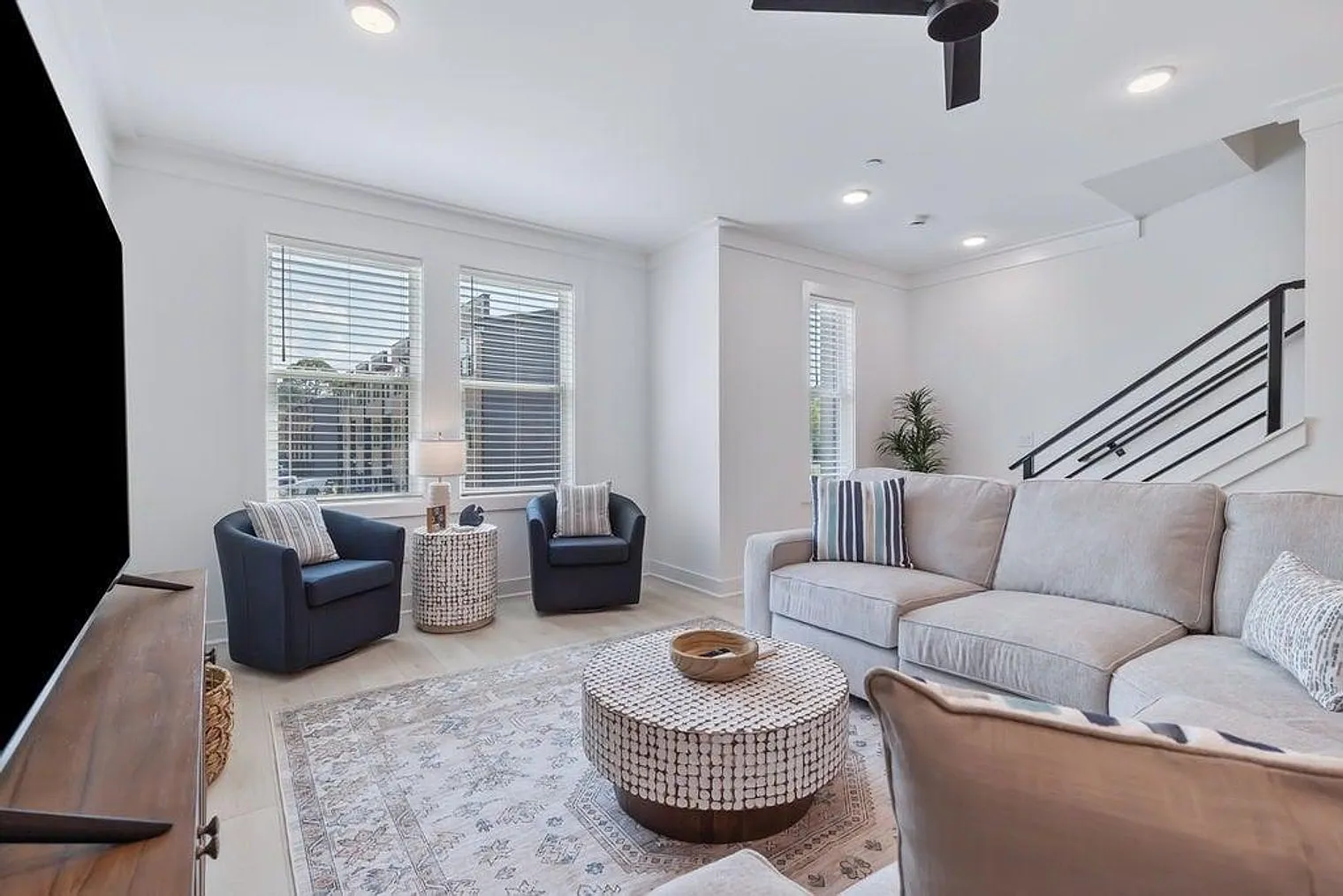 4 bed, 3.0 bath, 1980 sqft, $5,040 — Photo 2