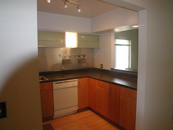 5th image of 1602 Packard St #B4