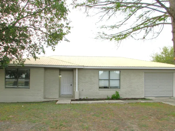 214 E SEGUIN ST, Marion, TX 78124