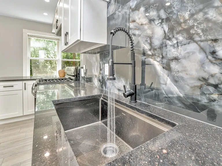 9 Ruthven St #2 — Photo 2