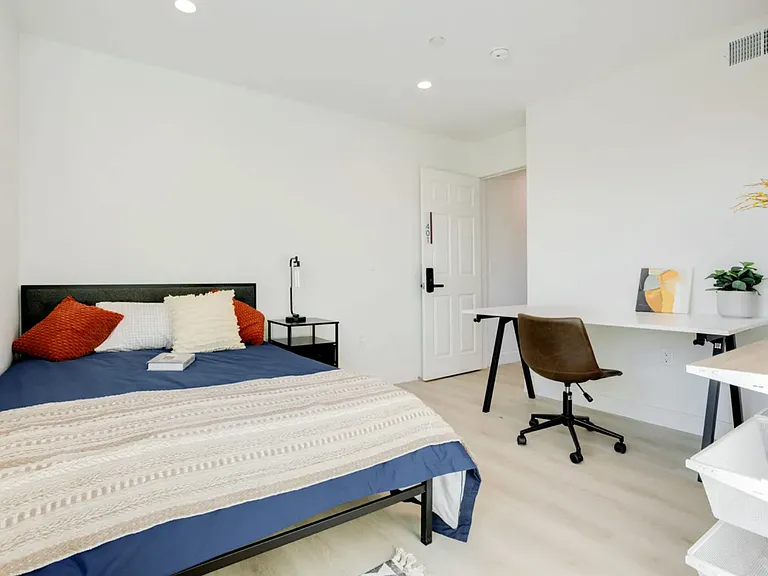 1224 W 37th Pl — Photo 7