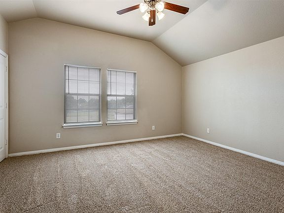 4th image of 606 E College Ave