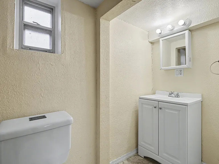 610 E Monument St — Photo 15