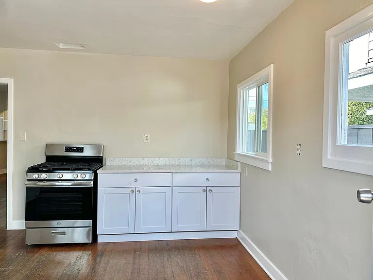 242 N Sierra Ave — Photo 13