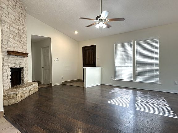 3rd image of 2103 Bluebonnet Dr