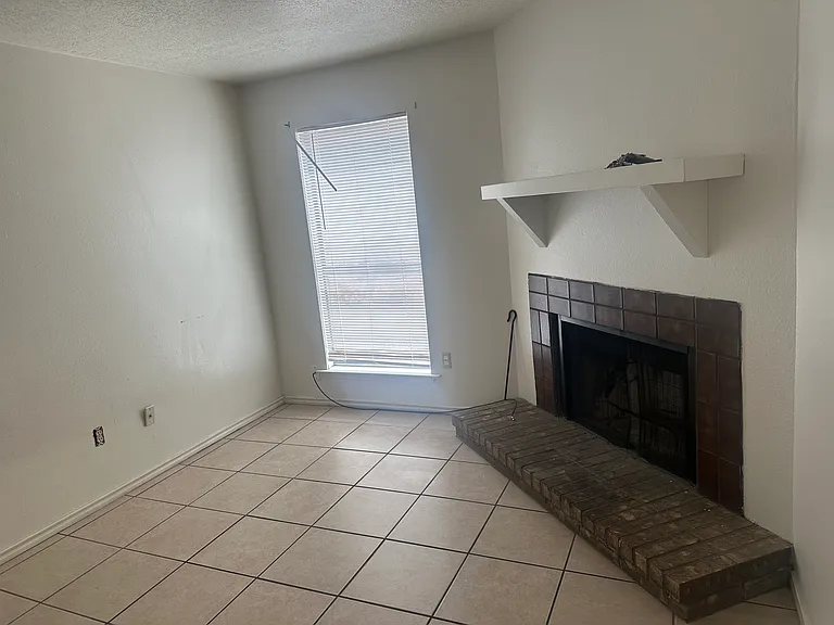 1606 W Calle Sur St #A — Photo 4