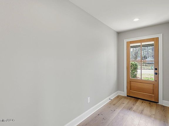 5th image of 324 Autumn Crest Dr