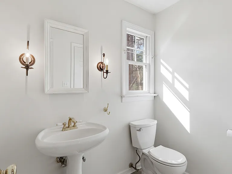 135 Sycamore St — Photo 15