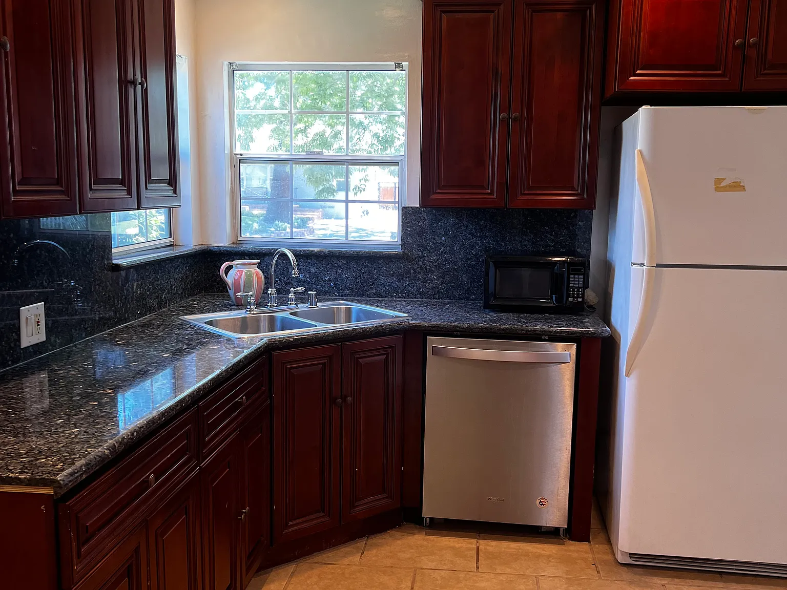 4 bed, 1296 sqft, $4,100 — Photo 3