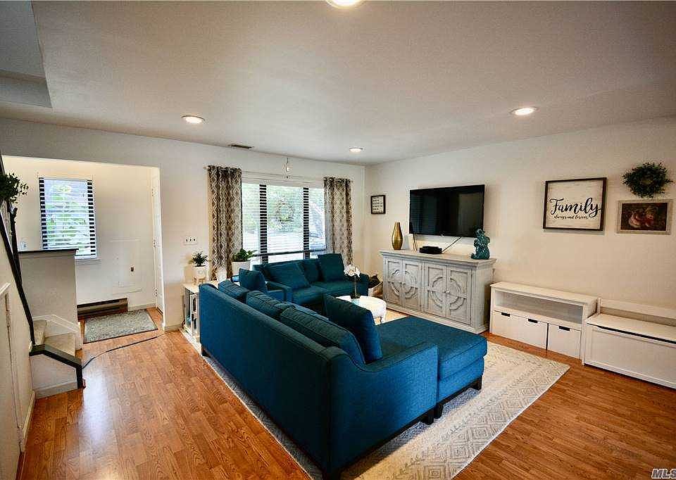 251 Pond View Ln Smithtown NY Zillow