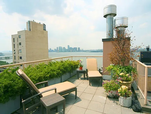 Sold by Sotheby's International Realty | media 10