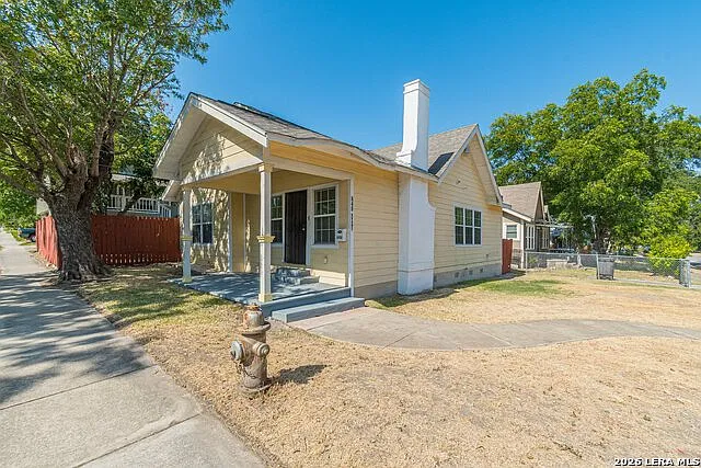 3 bed, 2.0 bath, 1412 sqft, $1,600 — Photo 2