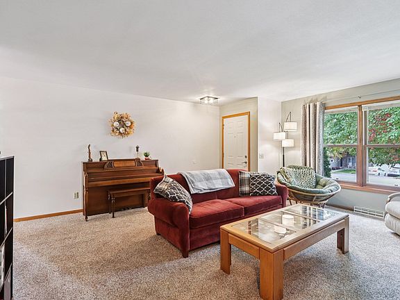 3rd image of 887 Iroquois Cir