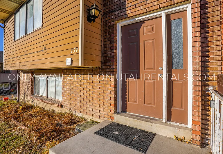 230 W Foxbridge Dr — Photo 1