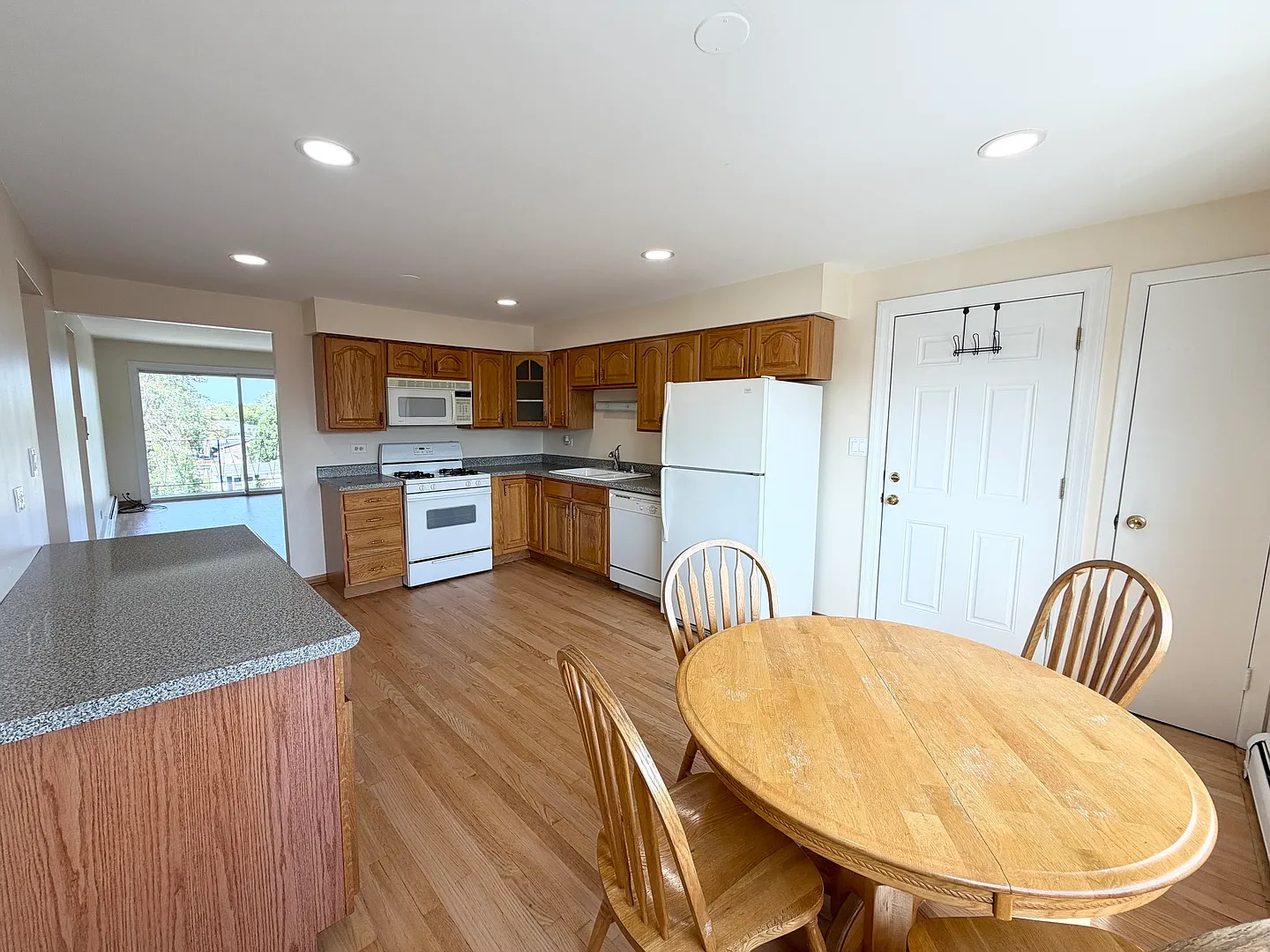 2 bed, 1000 sqft, $1,600 — Photo 4