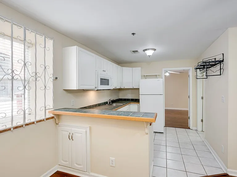 714 Broad St #B — Photo 9