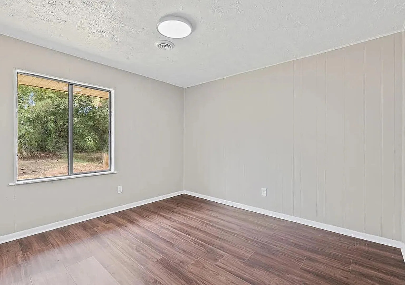 Renovated 3 Bedroom 1 Bath Home for Rent!! — Photo 2
