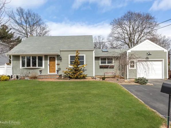 462 2nd Ave W, East Northport, NY 11731