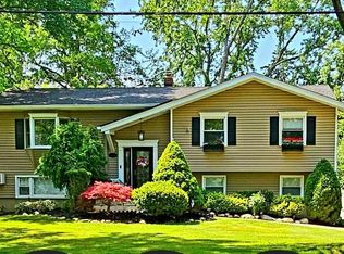 562 Beech Ln, Paramus, NJ 07652