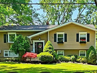 562 Beech Ln, Paramus, NJ, 07652