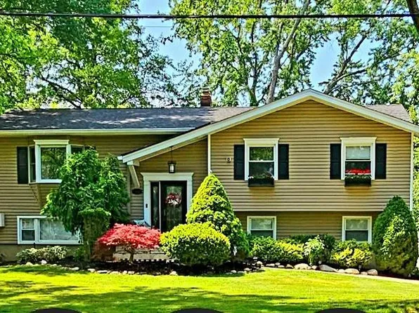 562 Beech Ln, Paramus, NJ 07652