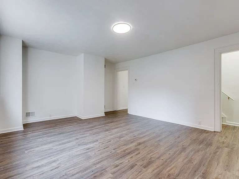 819 Proctor Way — Photo 2
