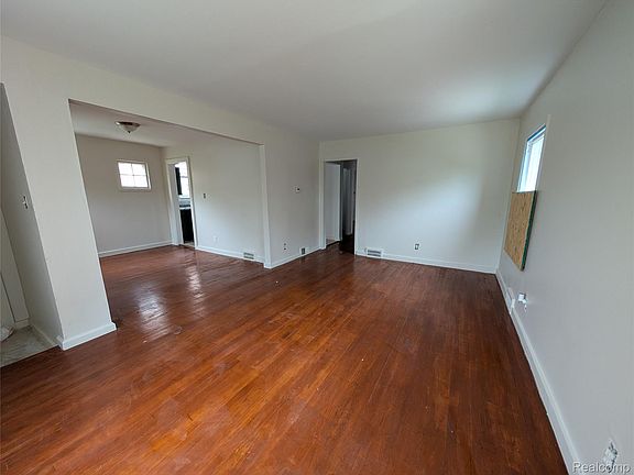 4th image of 5575 Buckingham Ave