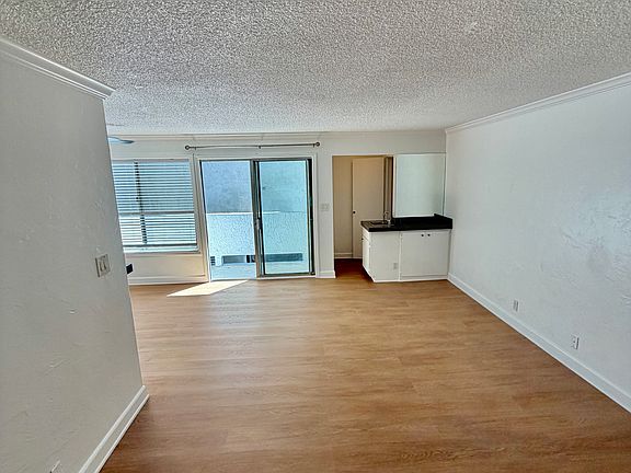 3rd image of 332 Culver Blvd APT 4