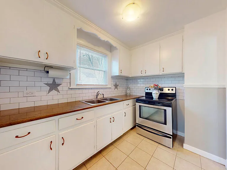 110 E Union St — Photo 11