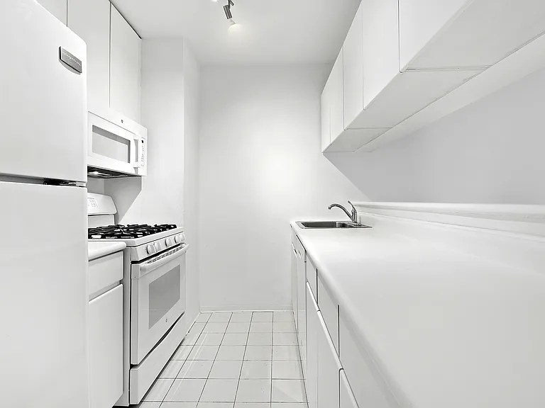 235 E 40th St #14E — Photo 5