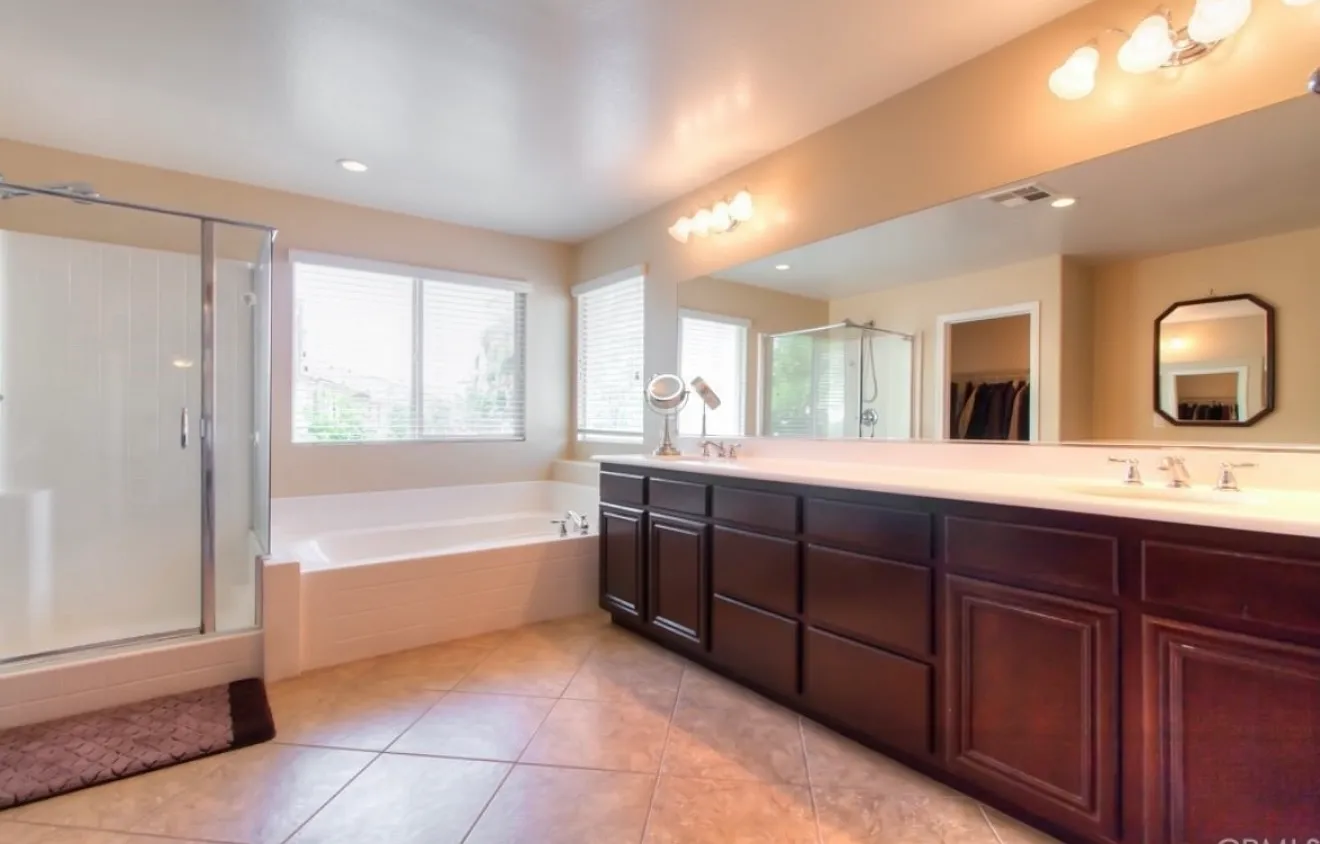8 bed, 4699 sqft, $1,699 — Photo 3