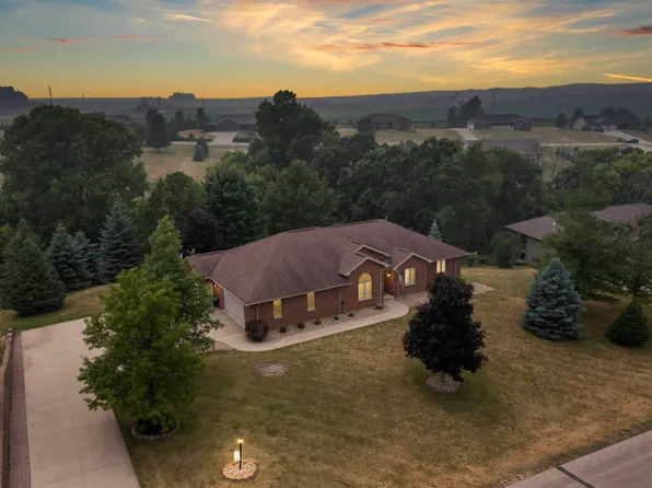 10113 Higley Dr, Peosta, IA 52068