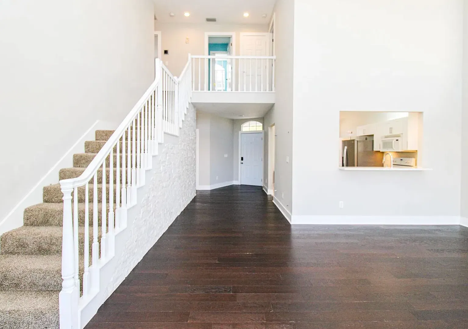 4-Bedroom Lakefront Annual Rental With Private Pool & Pet-Friendly! — Photo 4