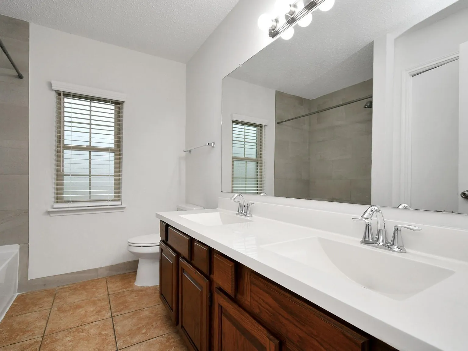4 bed, 2.5 bath, 2316 sqft, $2,350 — Photo 2