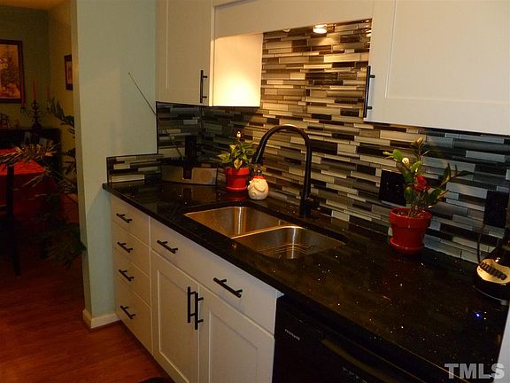 5th image of 546 Darby Glen Ln