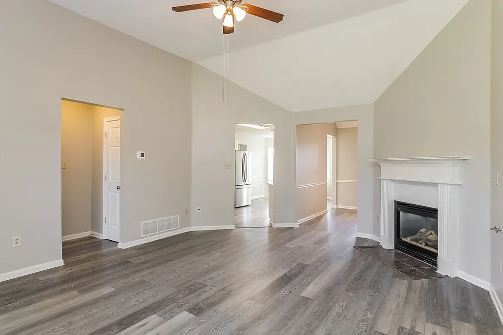 5 bed, 2.0 bath, 2000 sqft, $2,055 — Photo 4