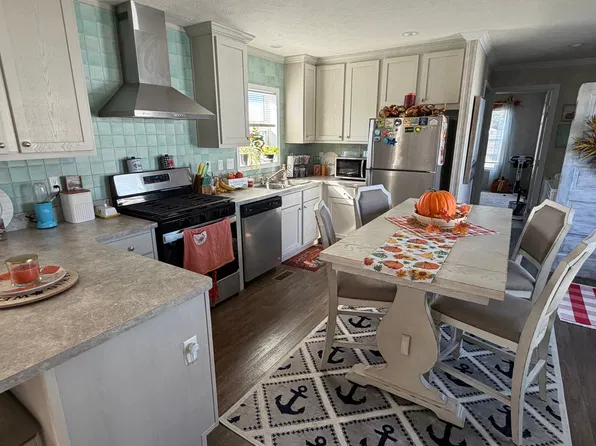 33 Castle Dr, Marblehead, OH 43440