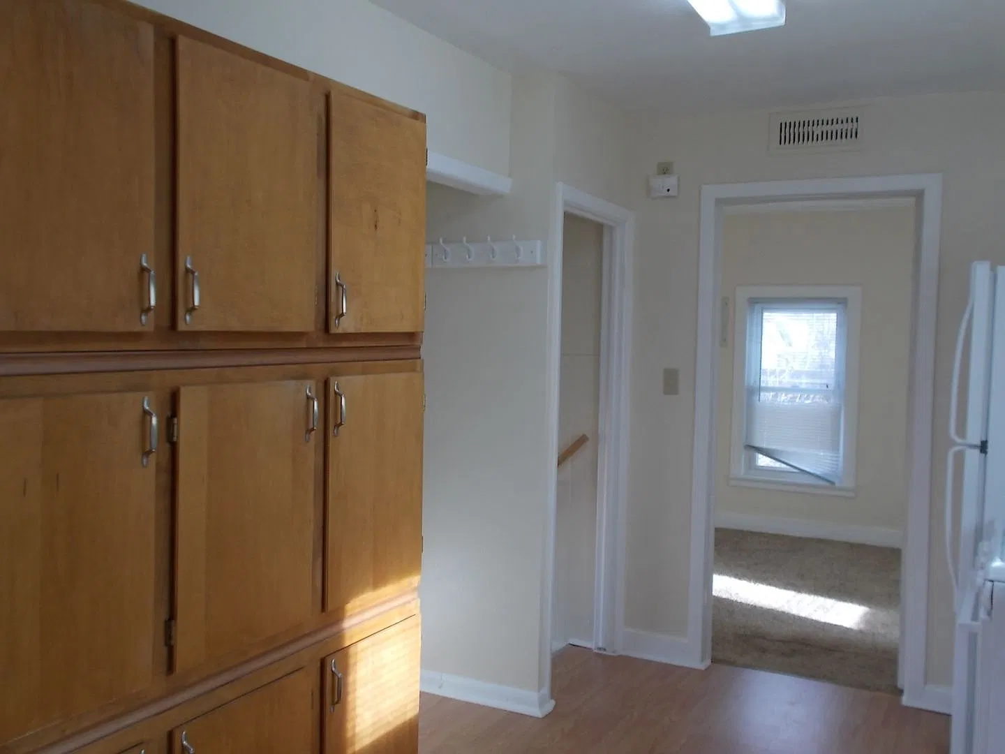 2 Bedroom House with an Oversized 1 Car Garage — Photo 3