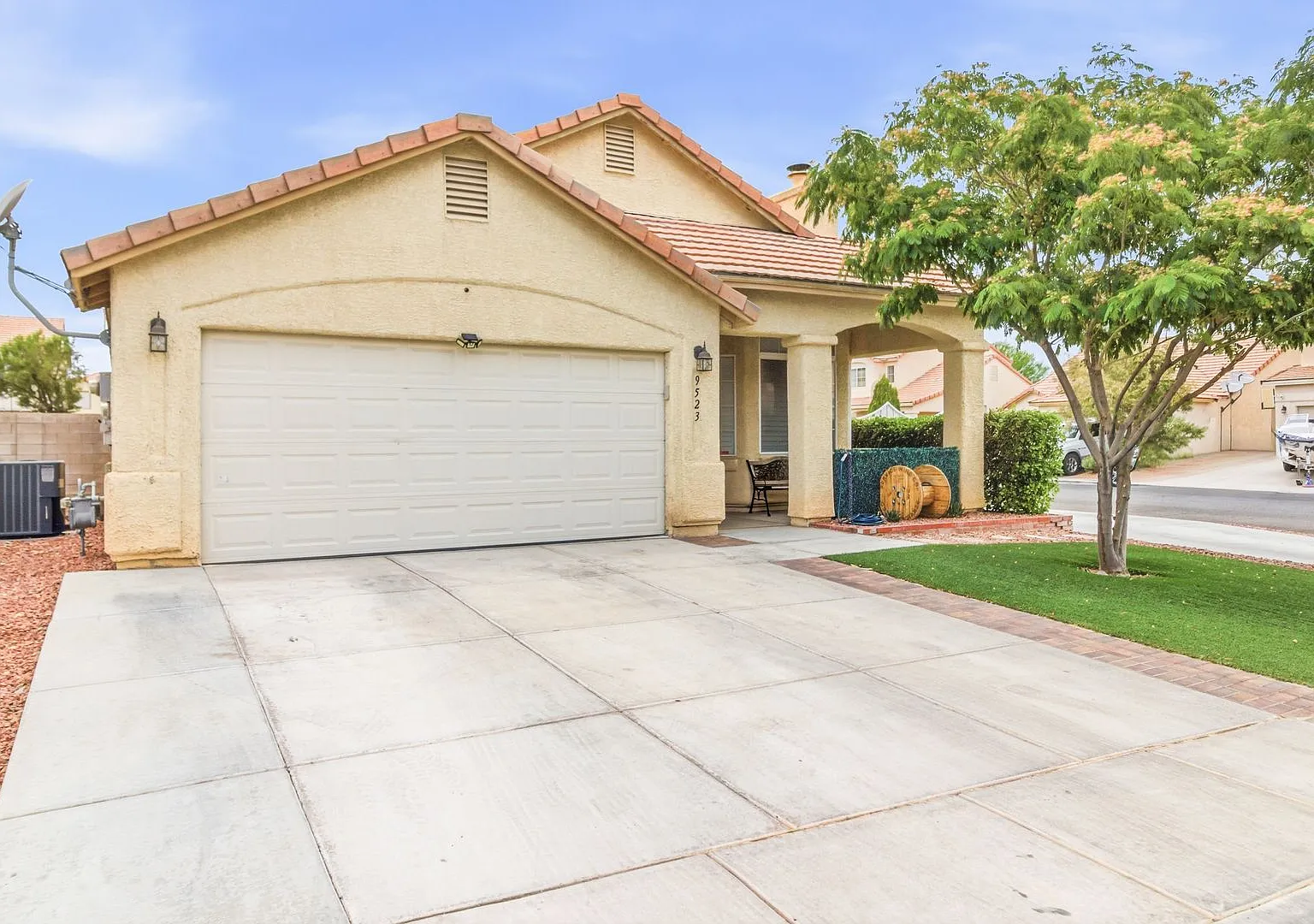 Corner Lot 3 Bed, 2 Bath Retreat with RV Parking, Solar & Backyard Fire Pit Vibes — Photo 4