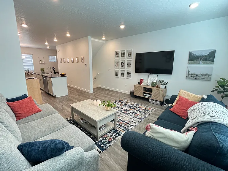 1061 E Waterway Ln — Photo 3