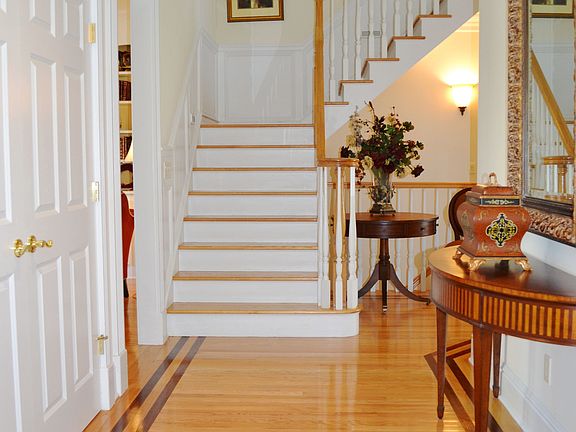 STUNNING ENTRY FOYER