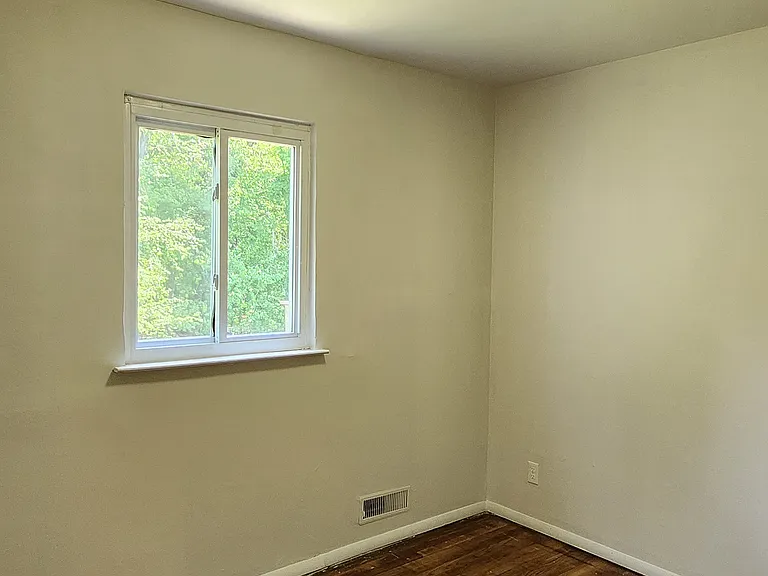 136 Newbury Rd — Photo 11