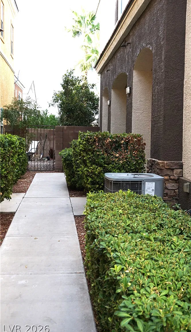 2 bed, 2.5 bath, 1389 sqft, $2,075 — Photo 2