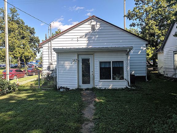 enclosed back patio & back house