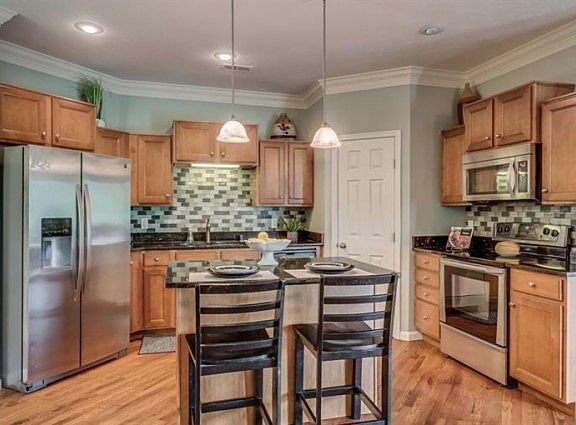 4th image of 821 Foinavon Ln
